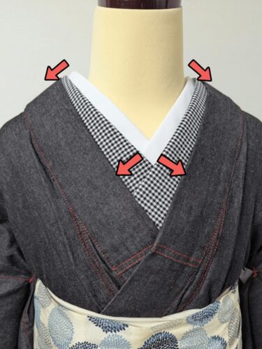 半衿を重ねてもっと見える部分を多くした場合