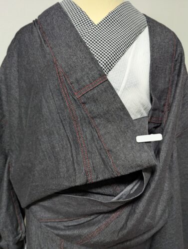 下前を三角に折り上げて整えている