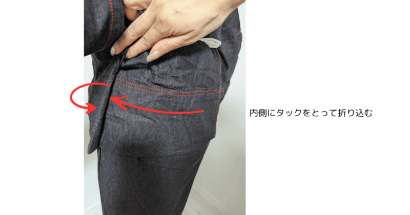 後ろのおはしょりのだぶつきを左脇でタックをとって内側に折り込む